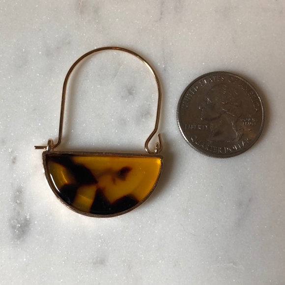 NWOT Tortoise Crescent Hoop Earrings - Picture 3 of 3